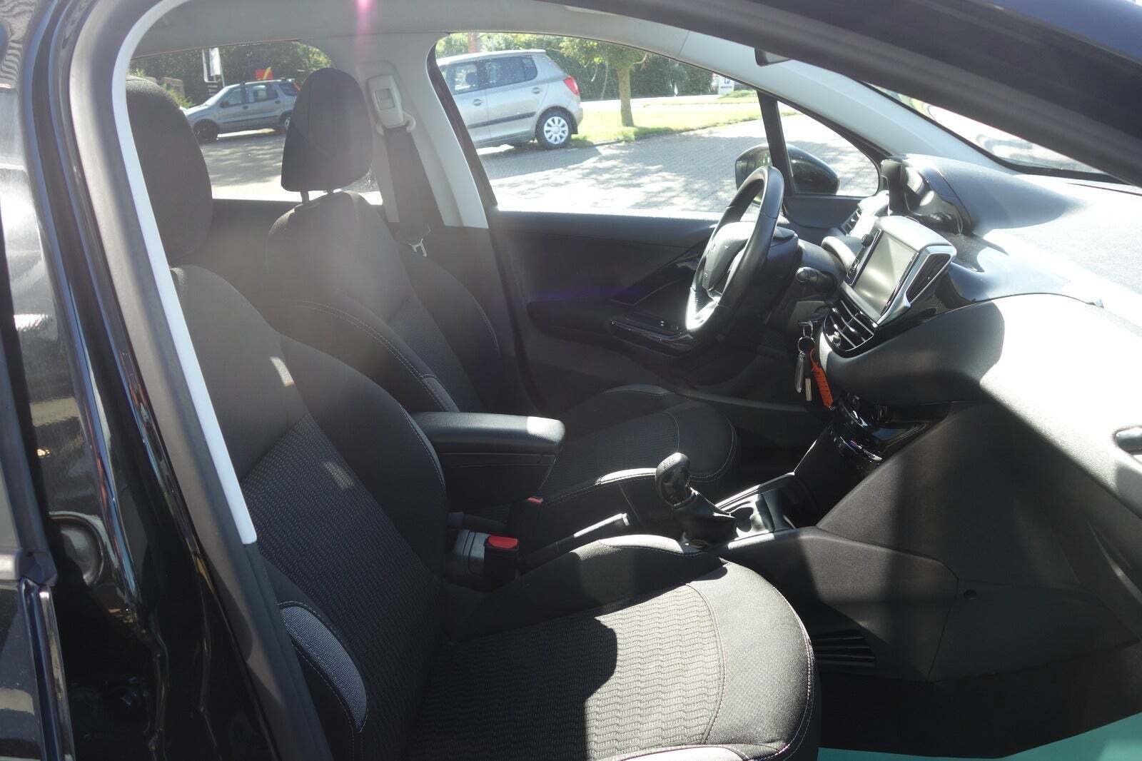 Sort Peugeot 208 fra 2016