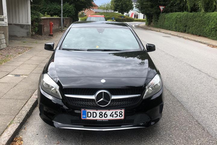 Sort Mercedes A-Klasse fra 2016
