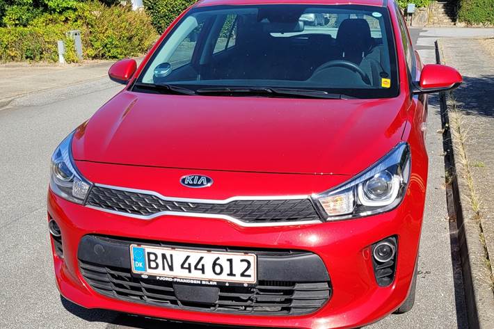 Rød Kia Rio fra 2017