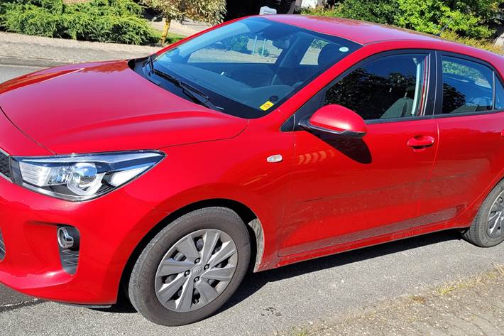 Rød Kia Rio fra 2017