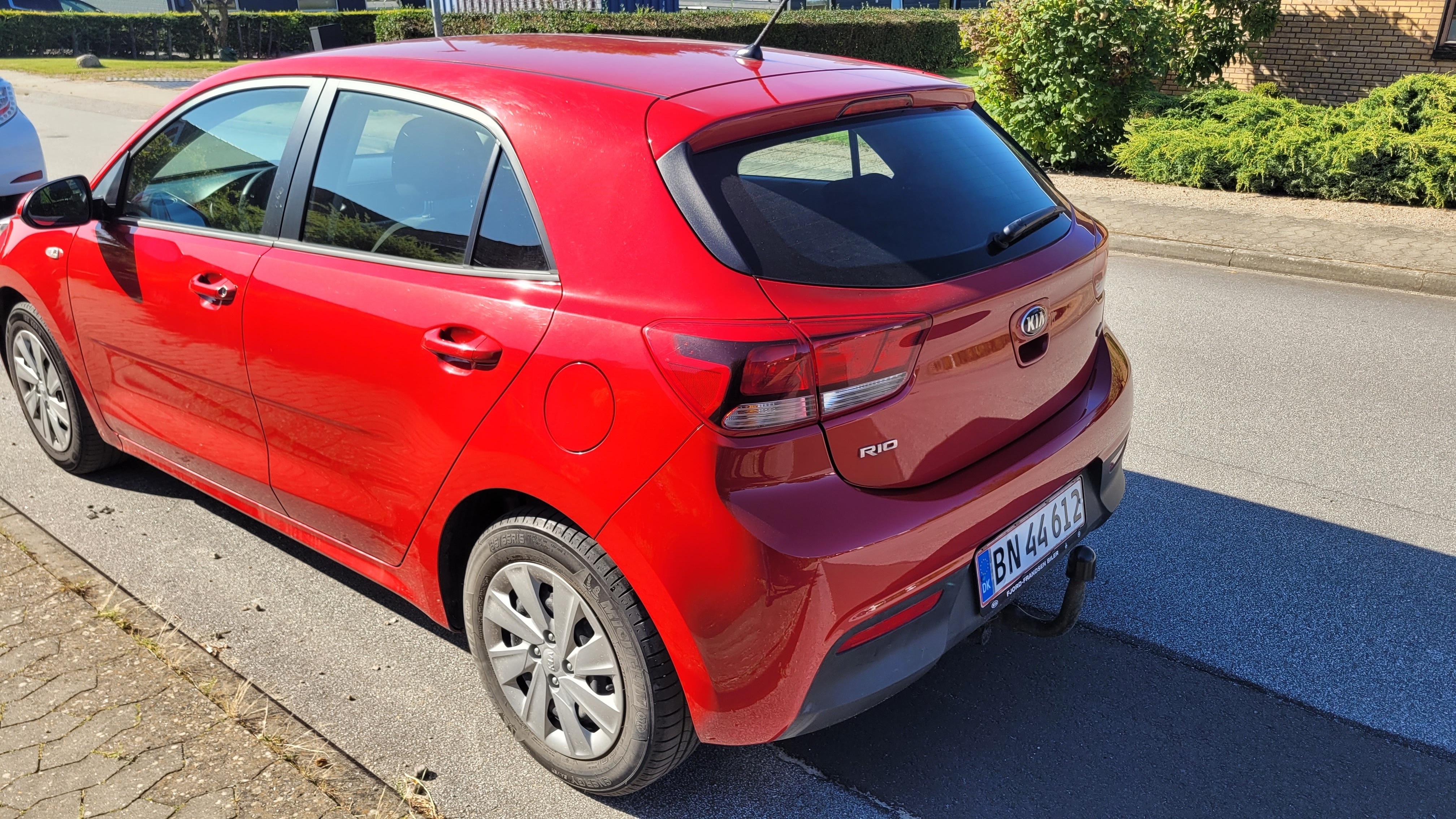 Rød Kia Rio fra 2017