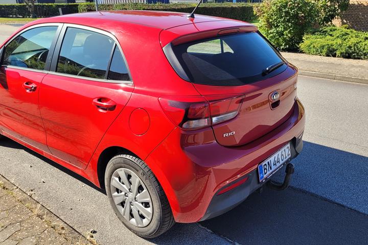 Rød Kia Rio fra 2017