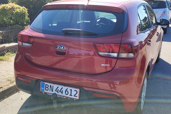 Rød Kia Rio fra 2017