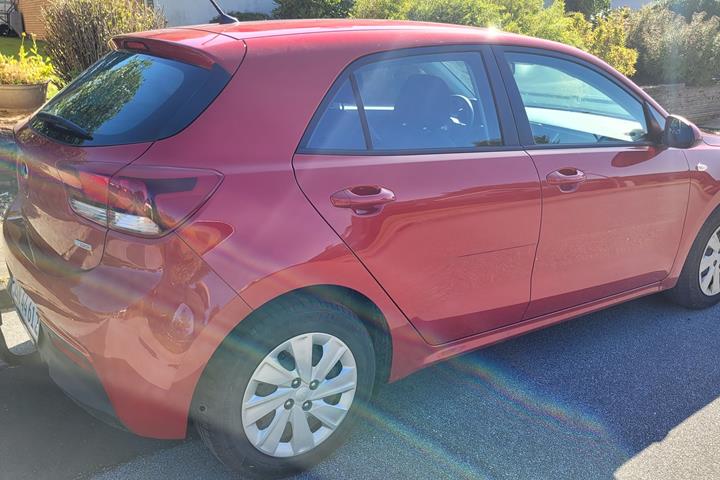 Rød Kia Rio fra 2017