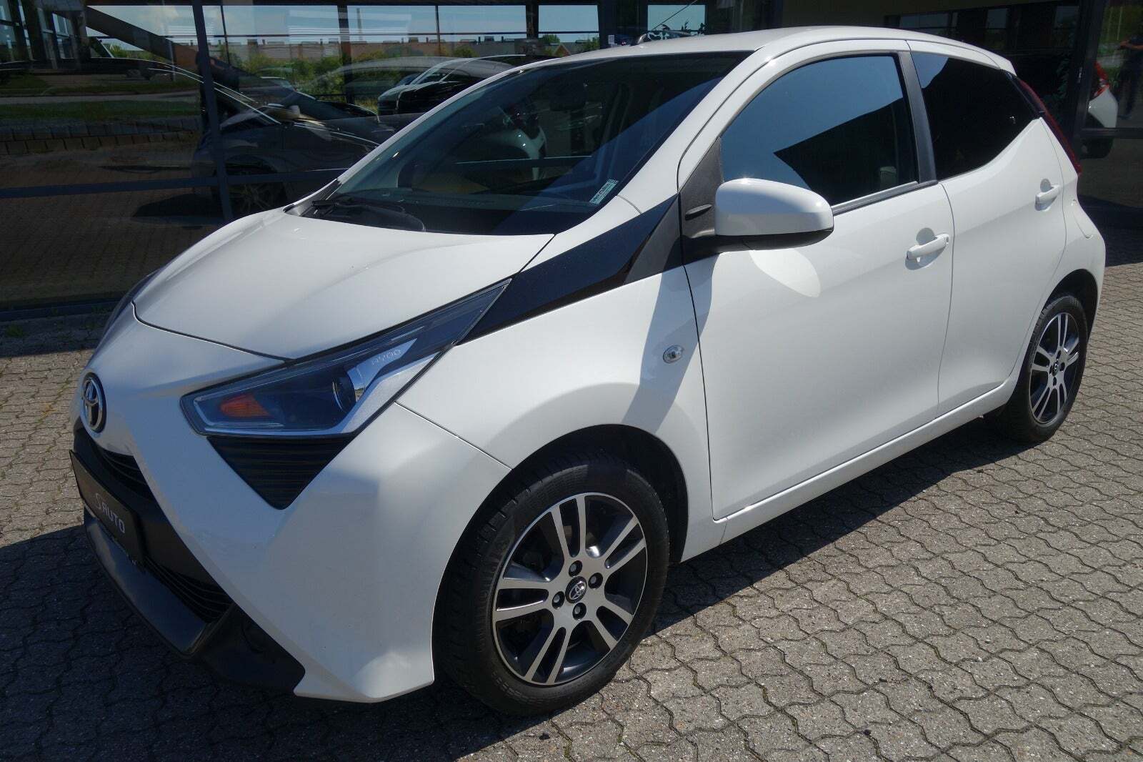 Hvid Toyota Aygo fra 2020 set udefra