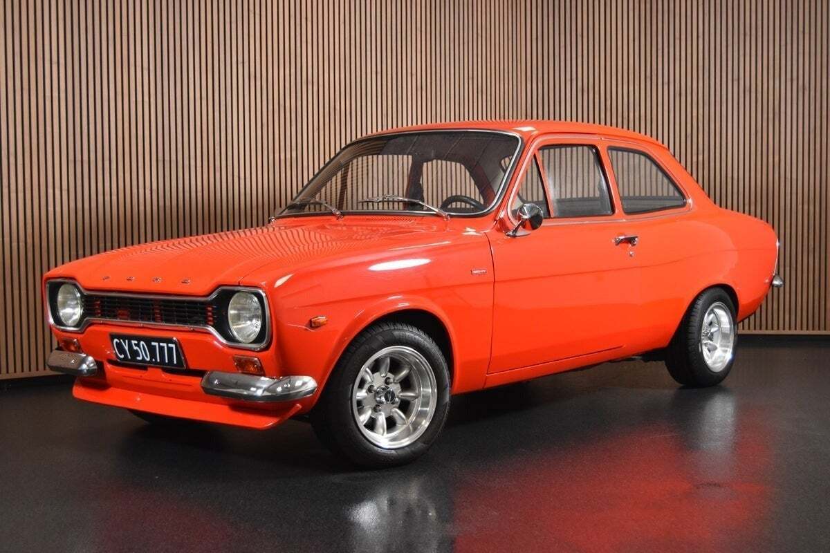 Rød Ford Escort fra 1973 set udefra