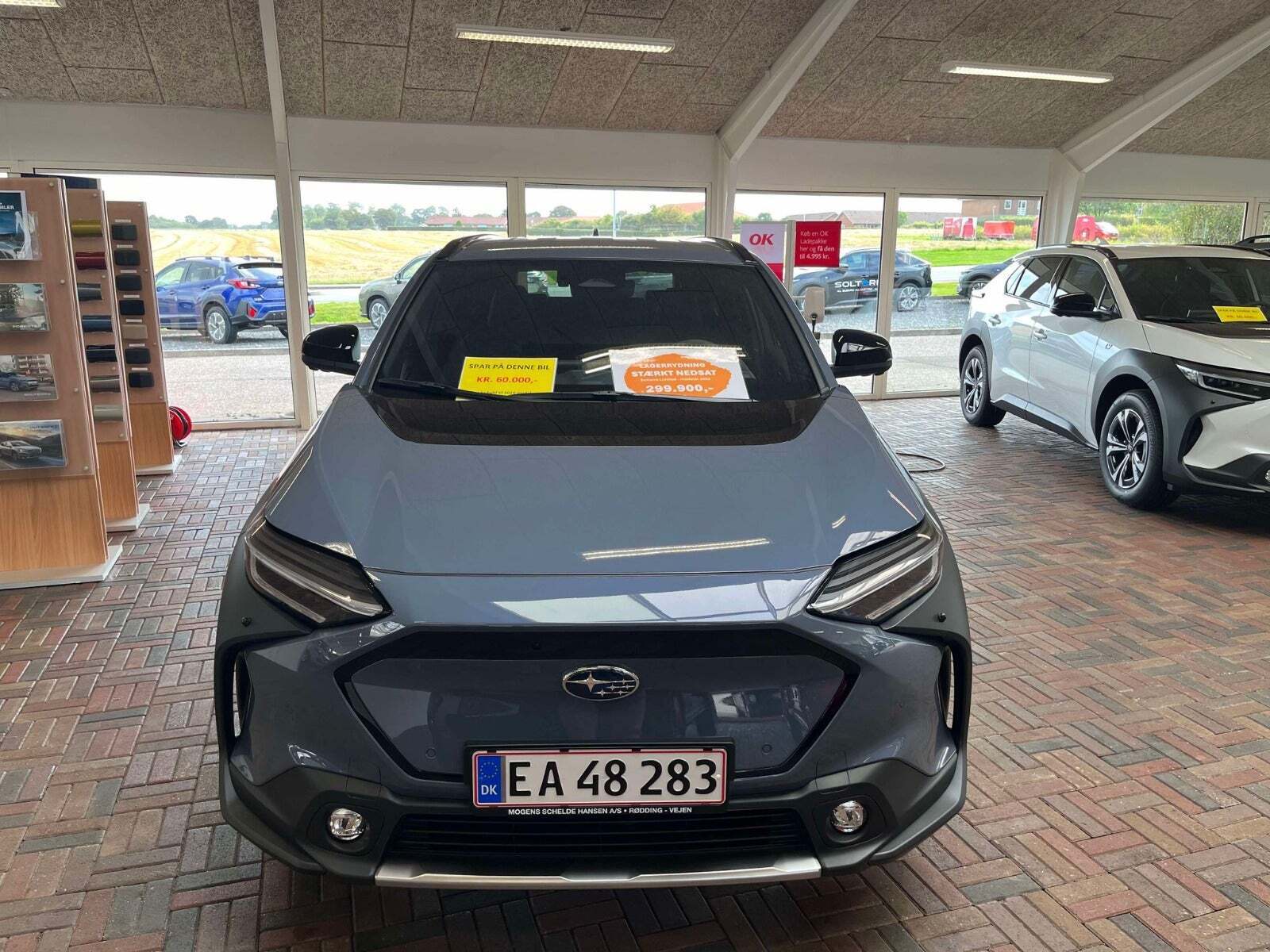 Blå Subaru Solterra fra 2023 set udefra