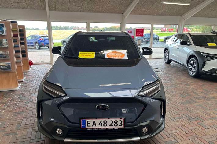 Blå Subaru Solterra fra 2023 set udefra
