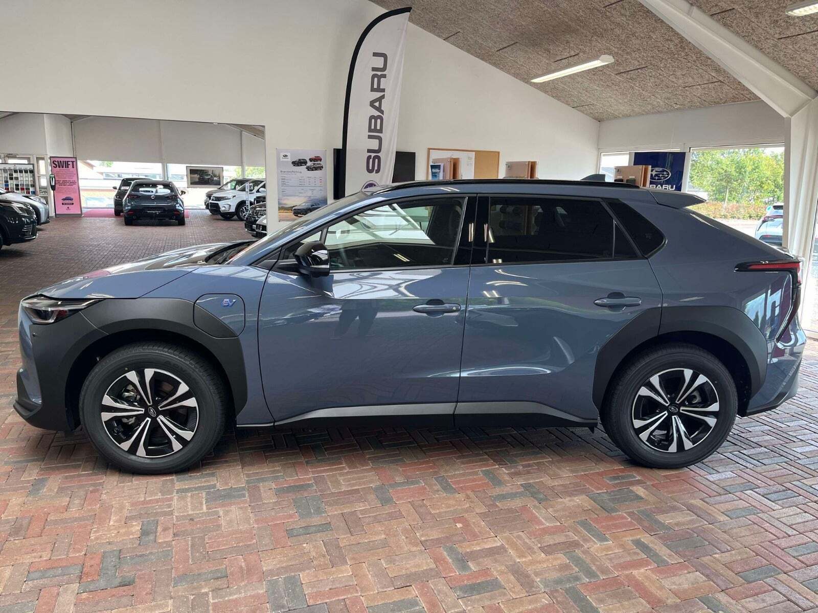 Blå Subaru Solterra fra 2023 set udefra