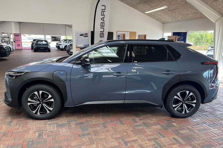 Blå Subaru Solterra fra 2023 set udefra