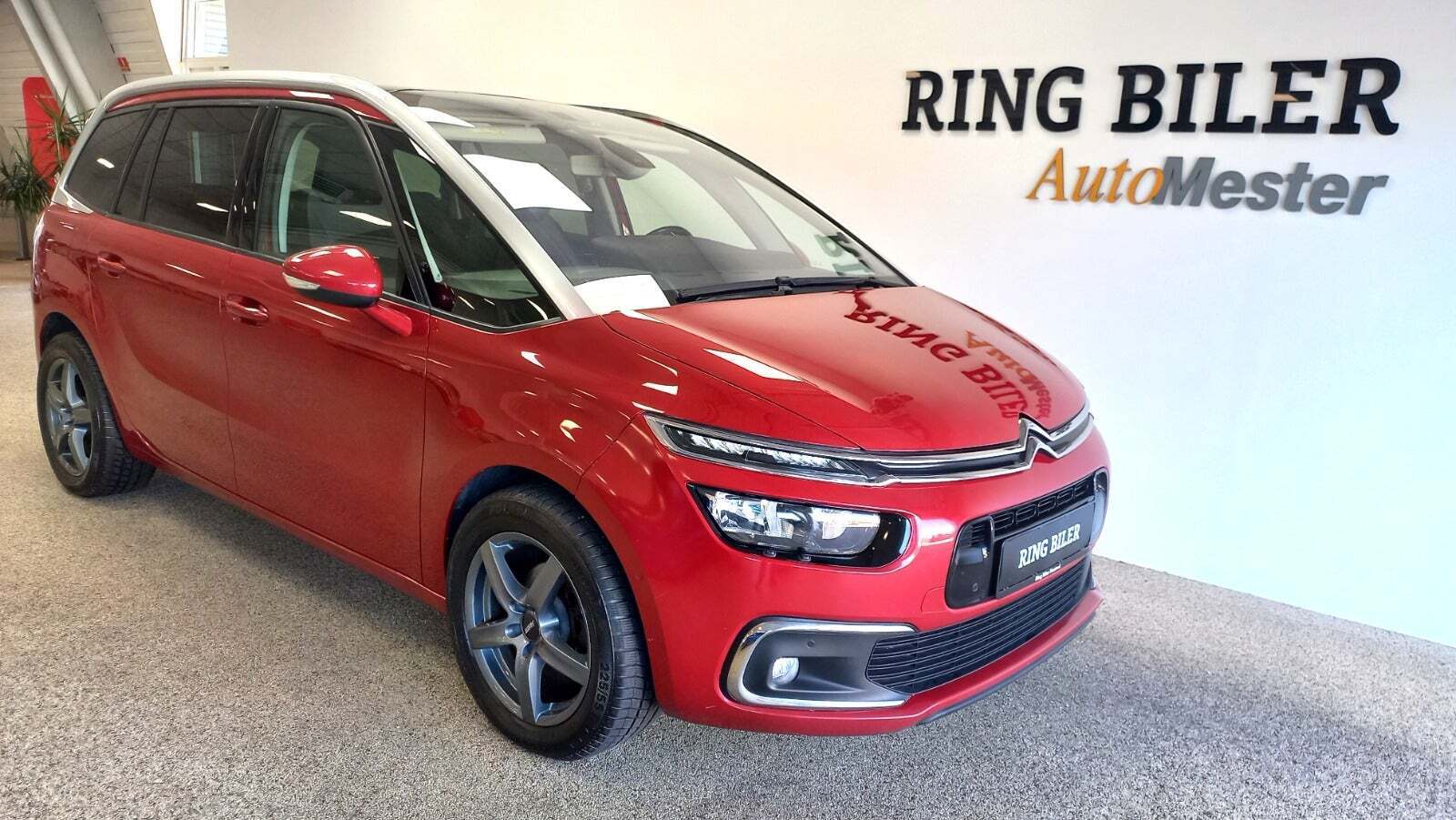 Rød Citroën Grand C4 Picasso fra 2018 set udefra