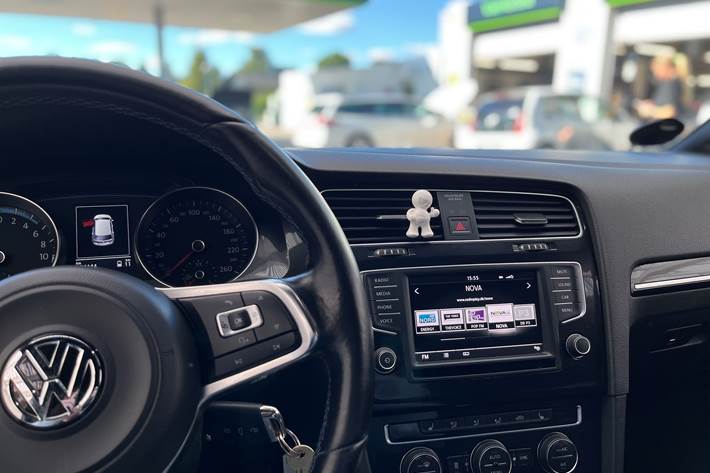 Grå VW Golf VII fra 2015