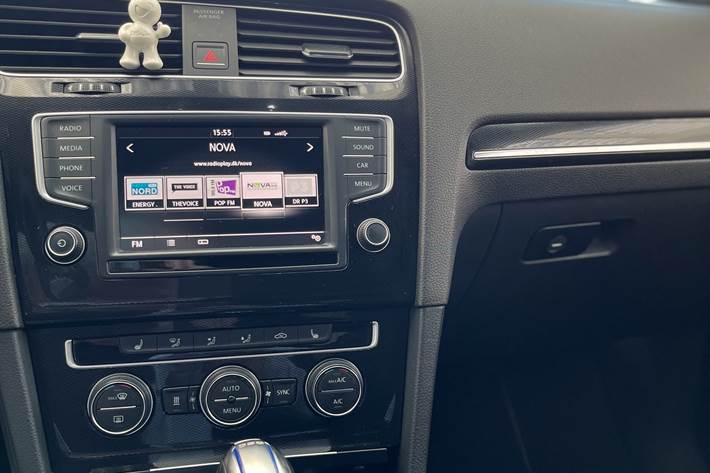 Grå VW Golf VII fra 2015