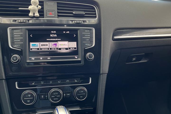 Grå VW Golf VII fra 2015