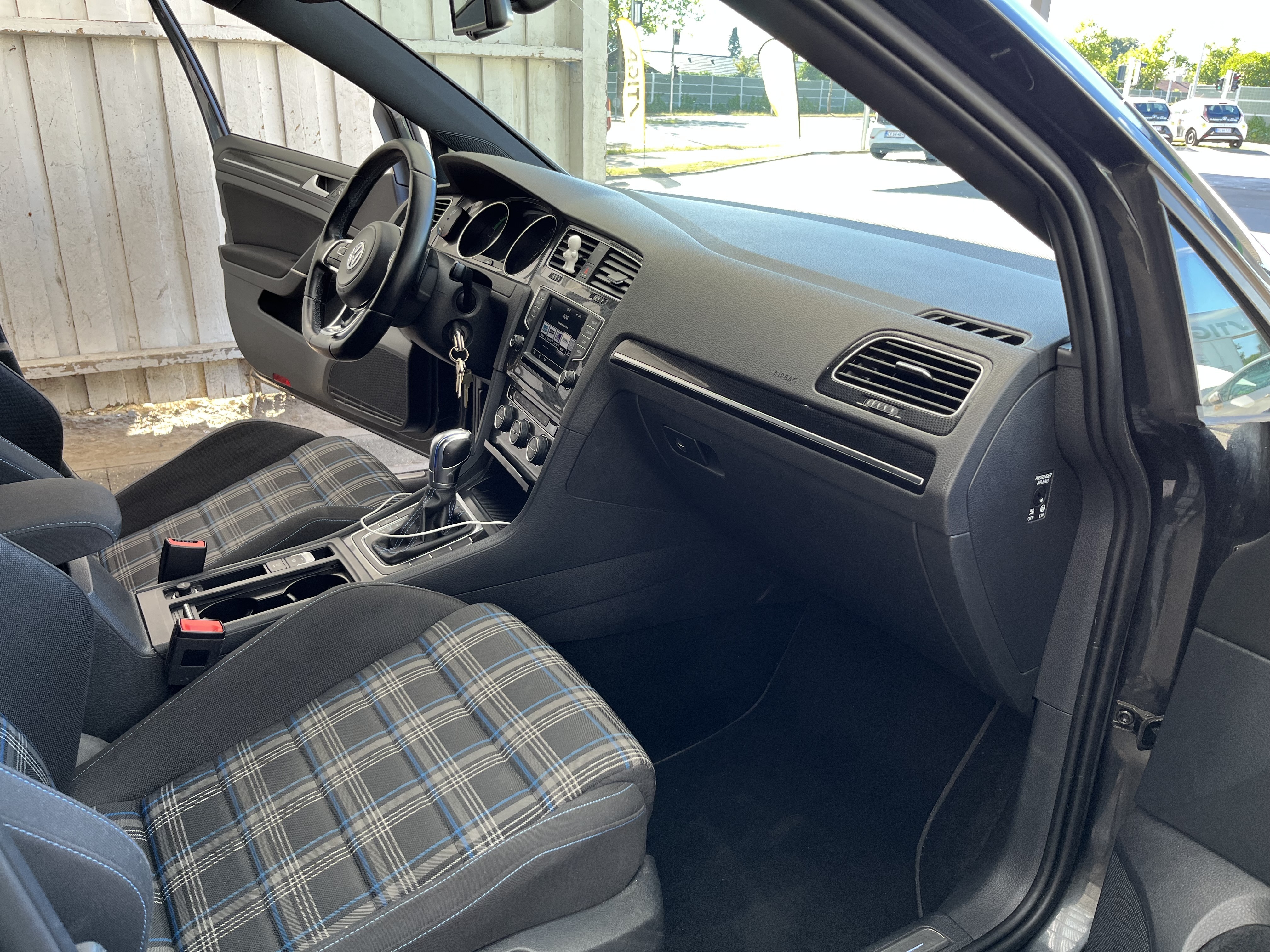 Grå VW Golf VII fra 2015