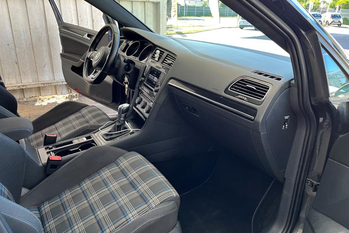 Grå VW Golf VII fra 2015