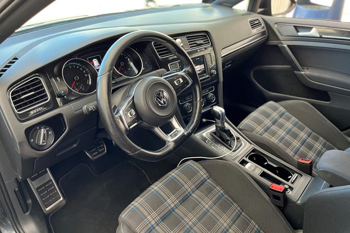 Grå VW Golf VII fra 2015