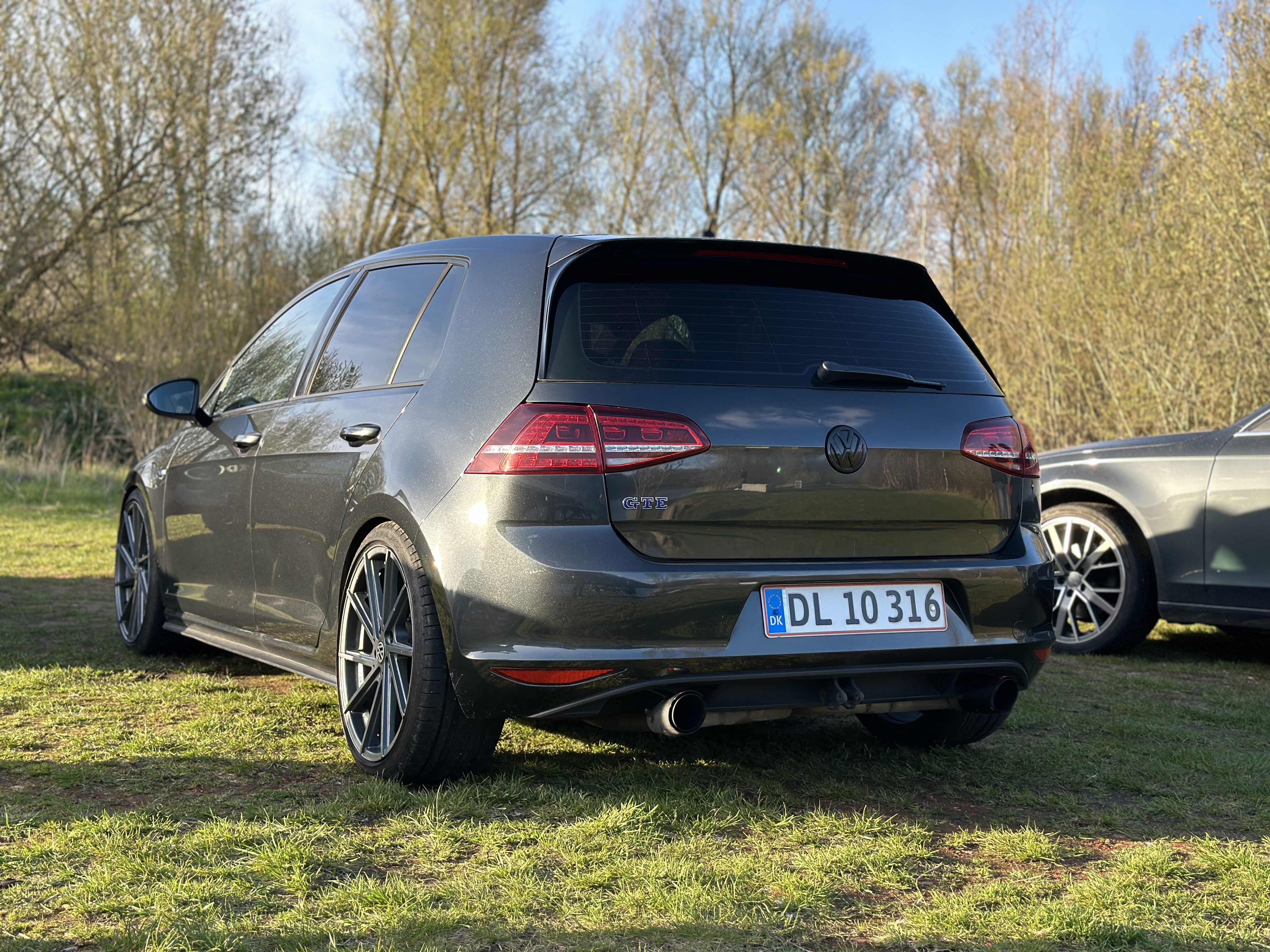 Grå VW Golf VII fra 2015