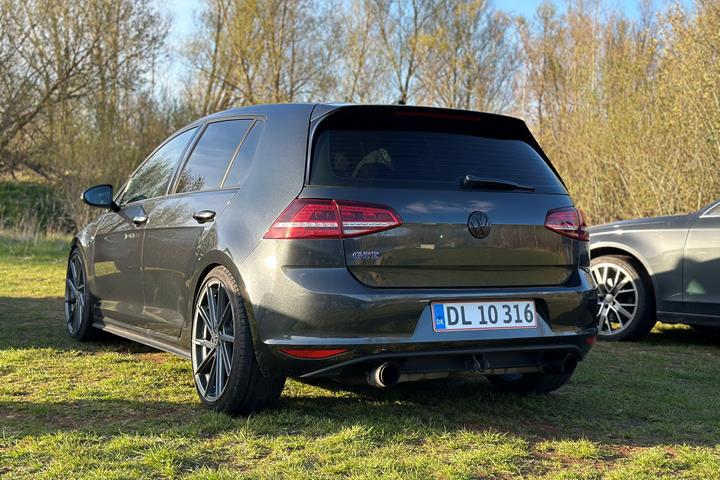 Grå VW Golf VII fra 2015