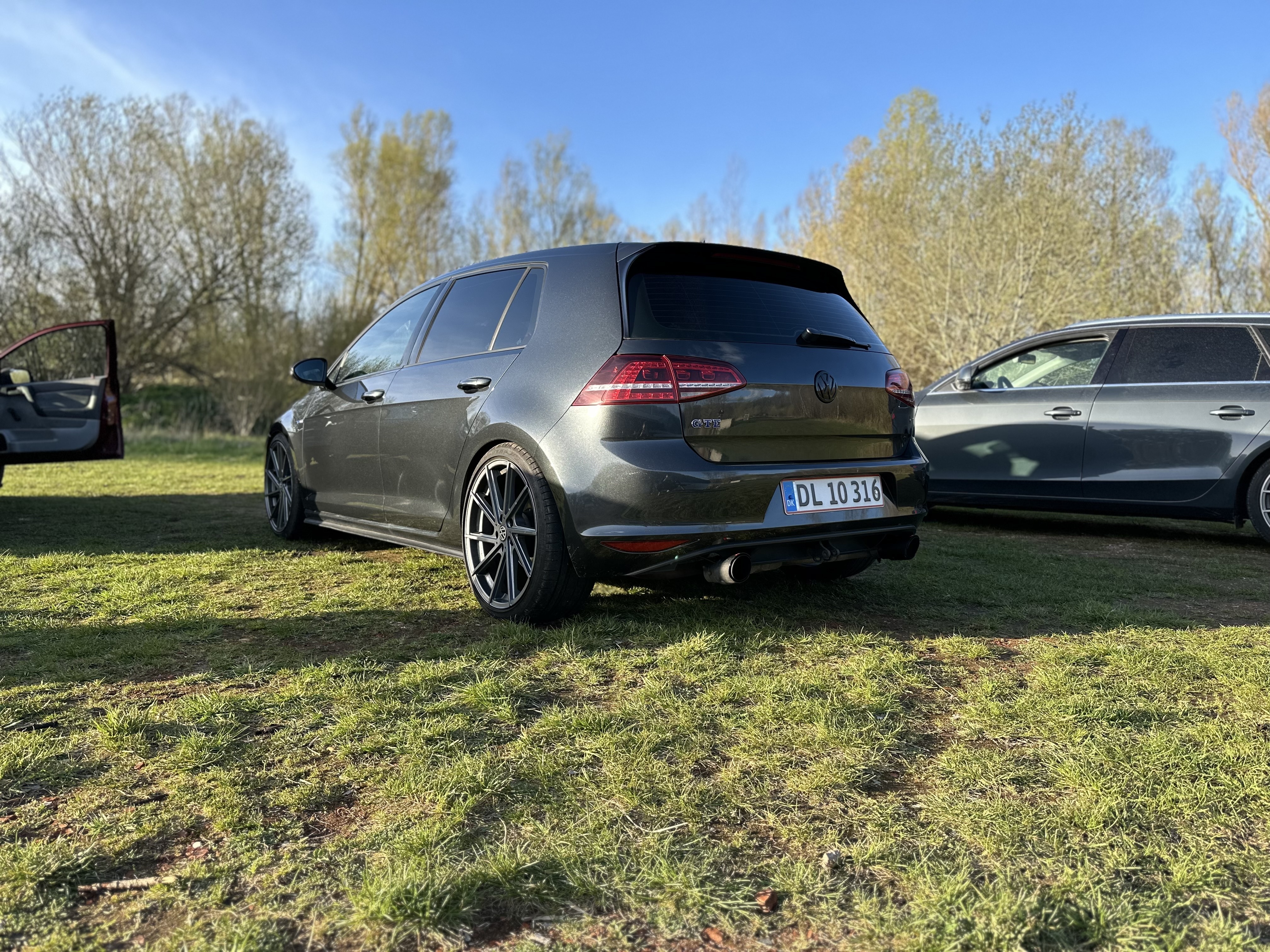 Grå VW Golf VII fra 2015