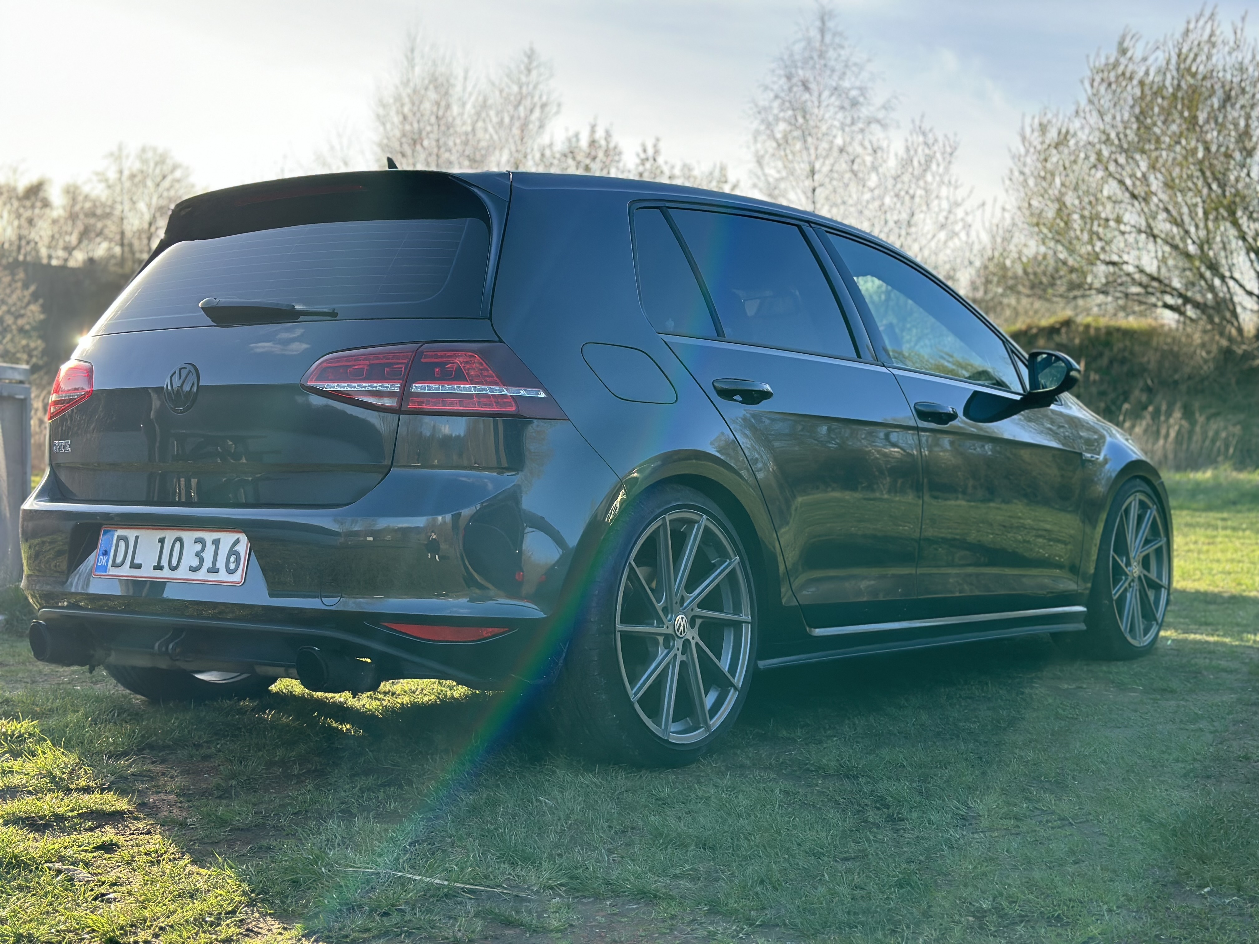Grå VW Golf VII fra 2015