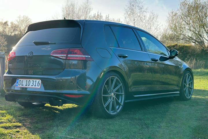 Grå VW Golf VII fra 2015