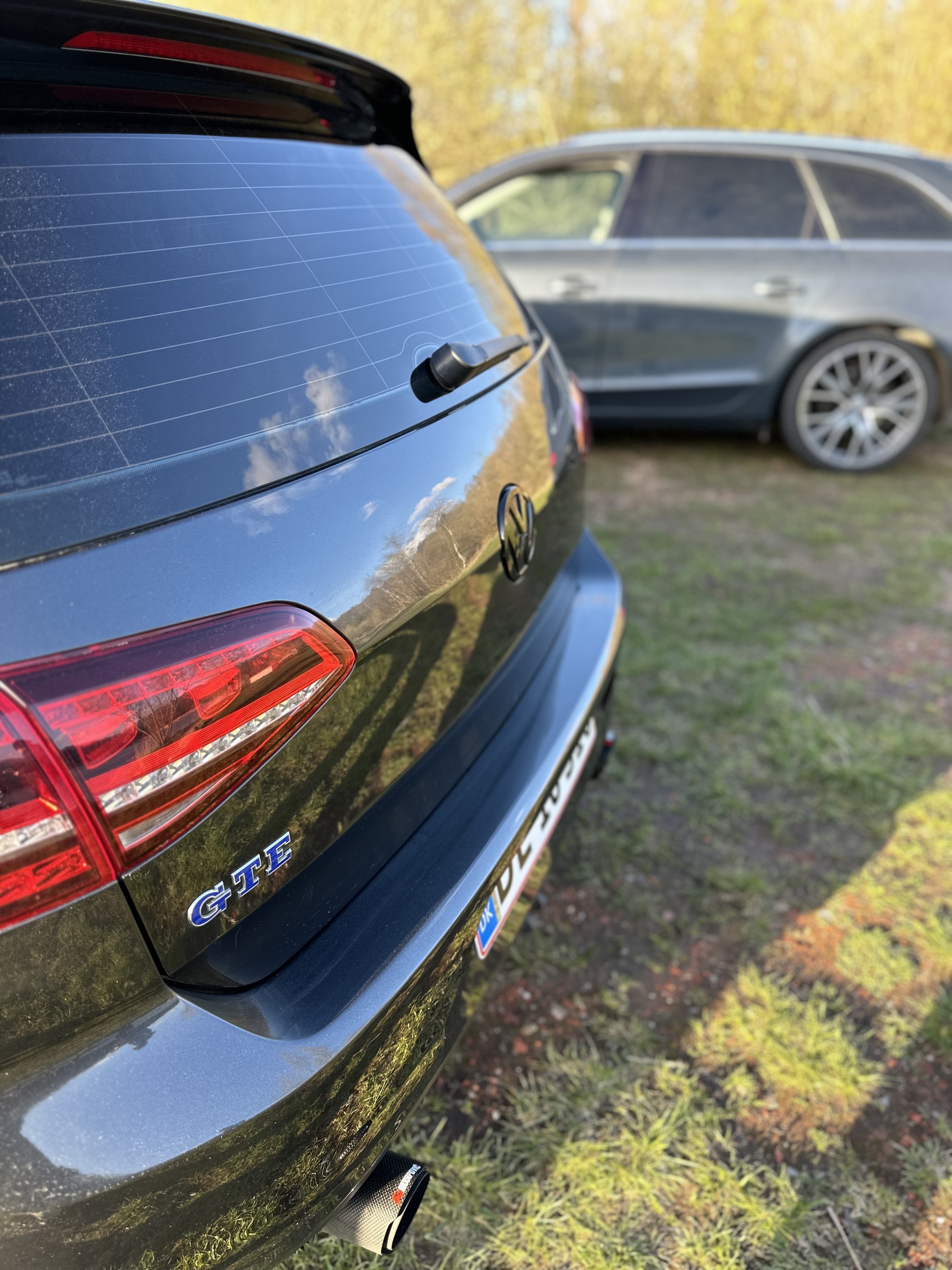 Grå VW Golf VII fra 2015