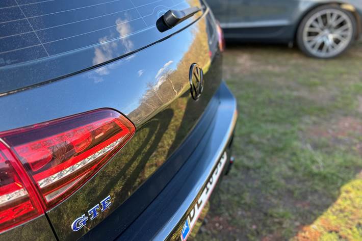 Grå VW Golf VII fra 2015