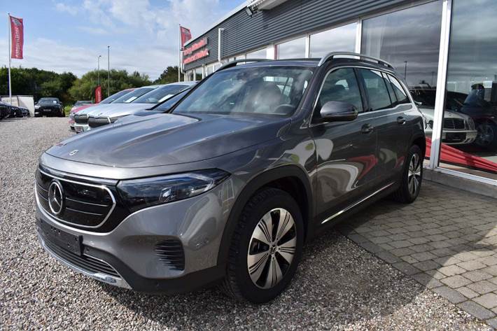 Grå Mercedes EQB250 fra 2023 set udefra