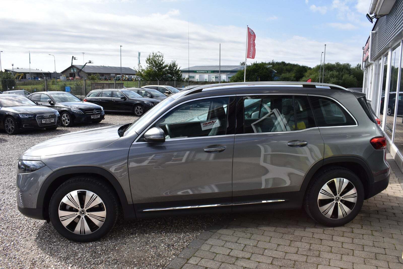 Grå Mercedes EQB250 fra 2023