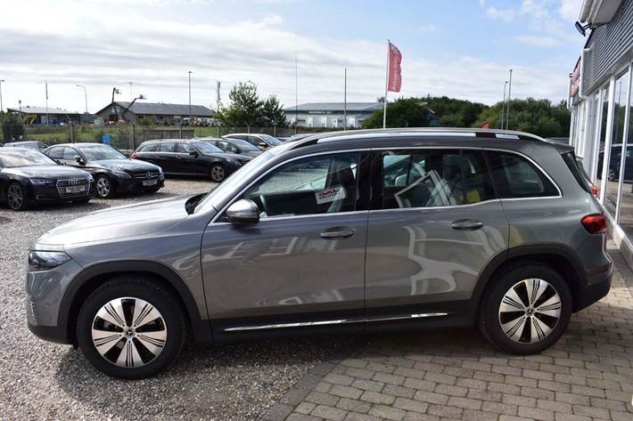 Grå Mercedes EQB250 fra 2023