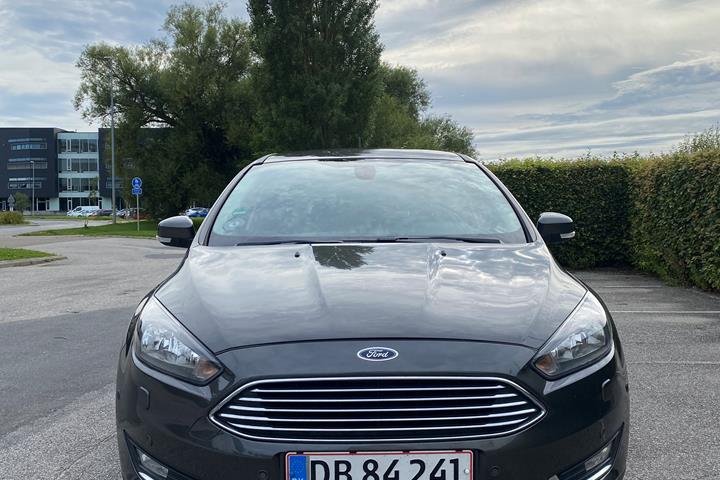 Grå Ford Focus fra 2017