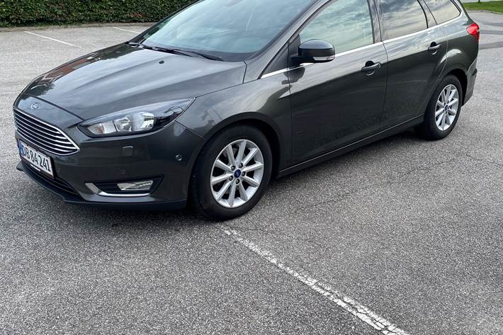 Grå Ford Focus fra 2017
