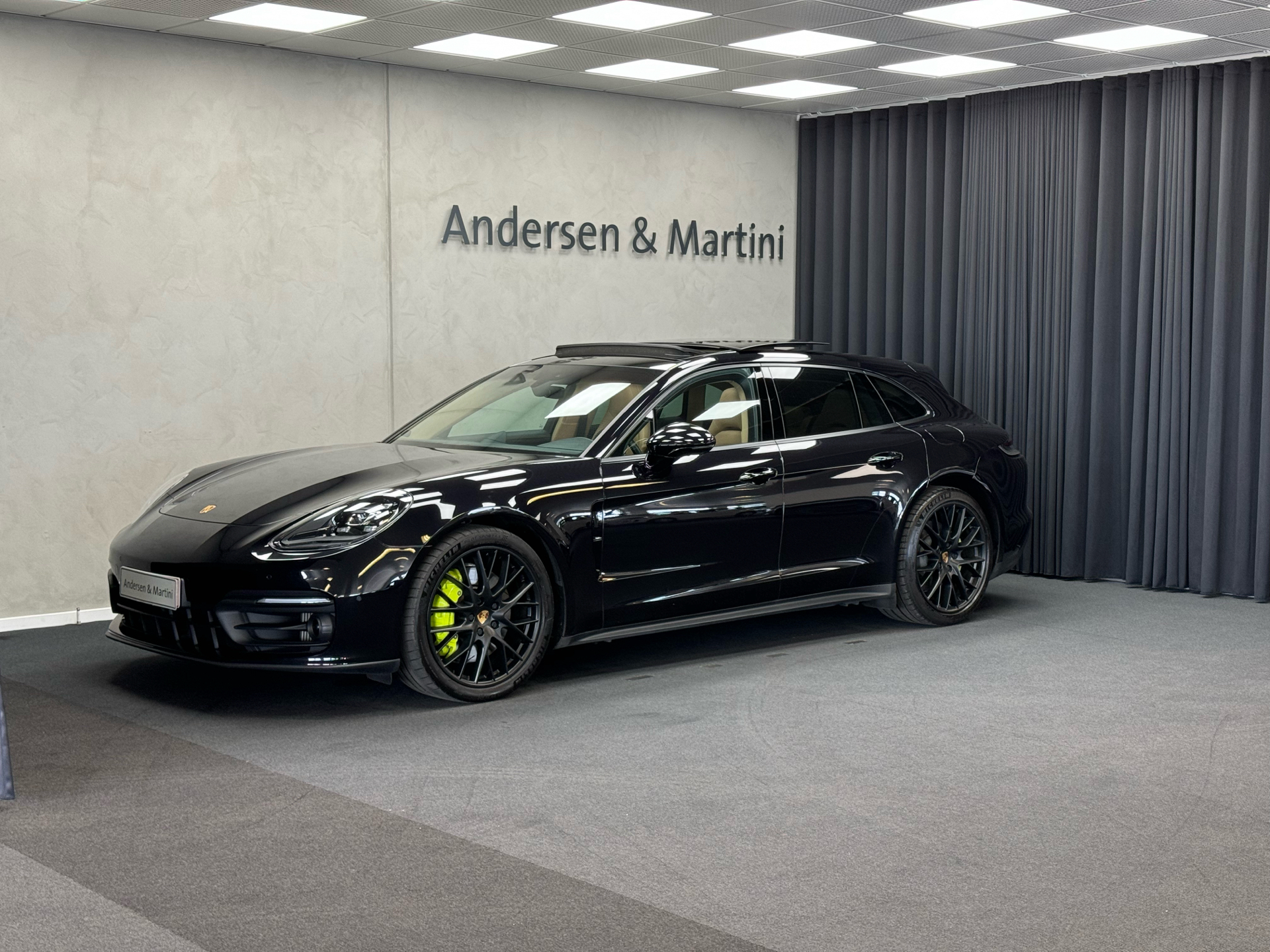 Sort Porsche Panamera fra 2022 set udefra