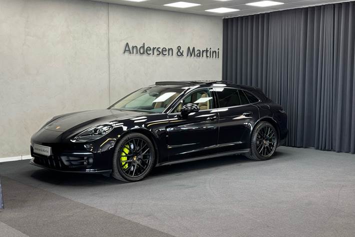 Sort Porsche Panamera fra 2022 set udefra