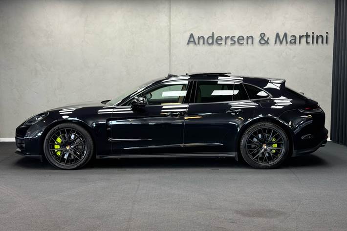Sort Porsche Panamera fra 2022 set udefra