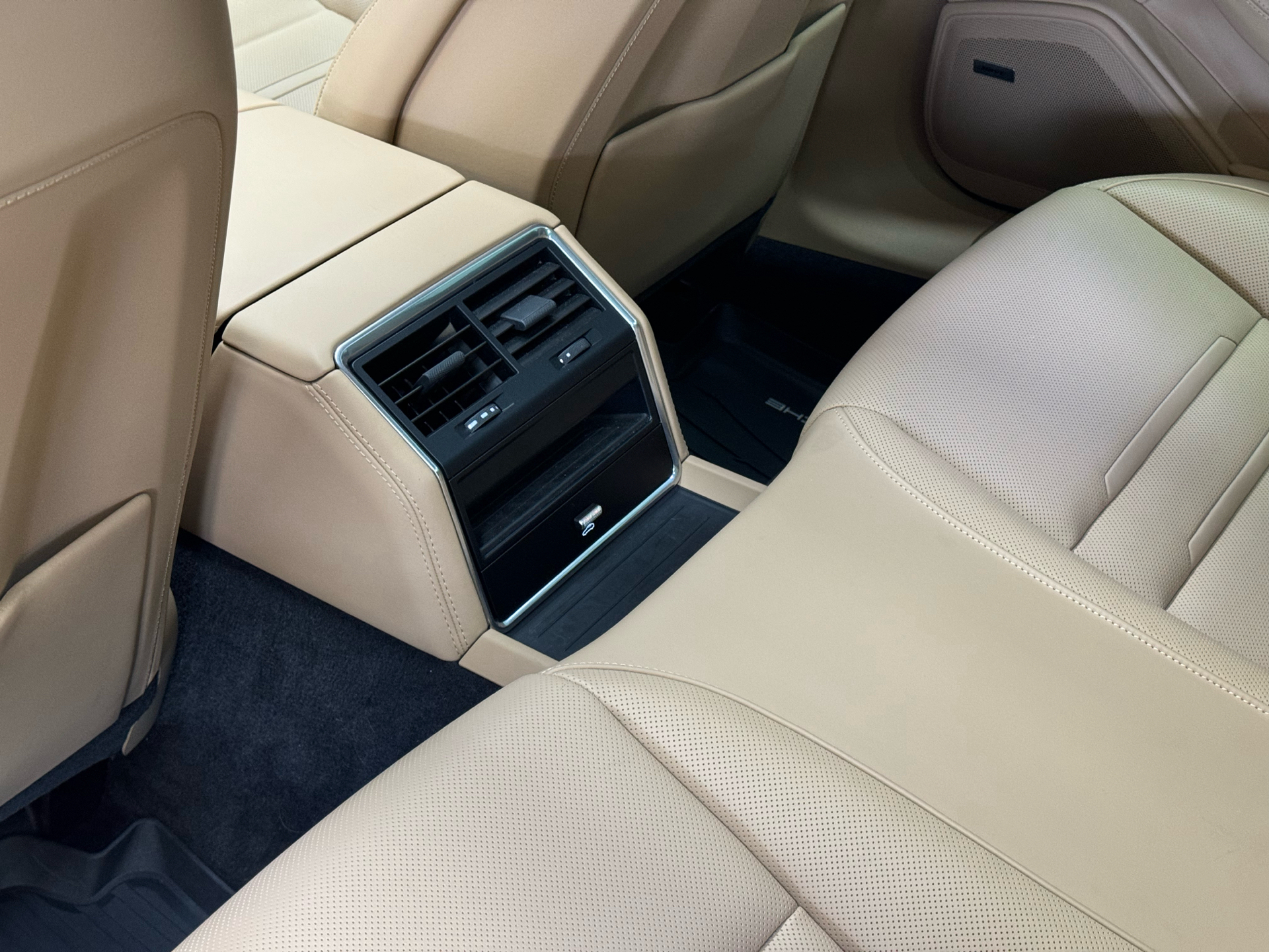 Sort Porsche Panamera fra 2022