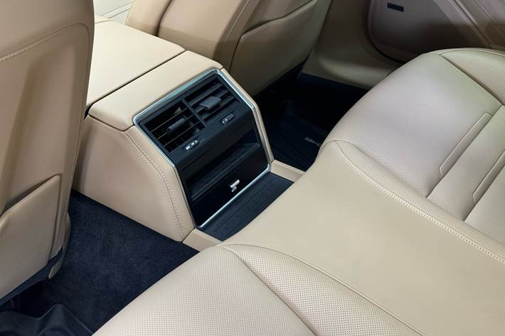 Sort Porsche Panamera fra 2022