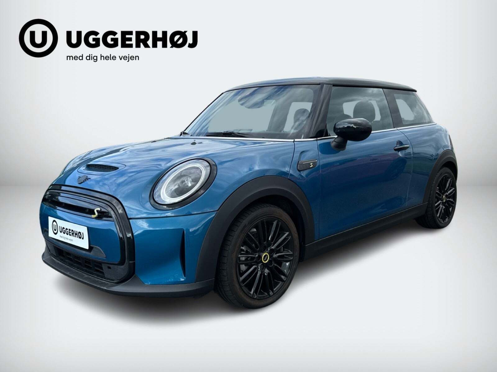 Blå Mini Cooper SE fra 2023 set udefra