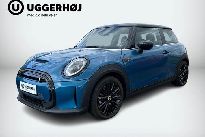 Blå Mini Cooper SE fra 2023 set udefra
