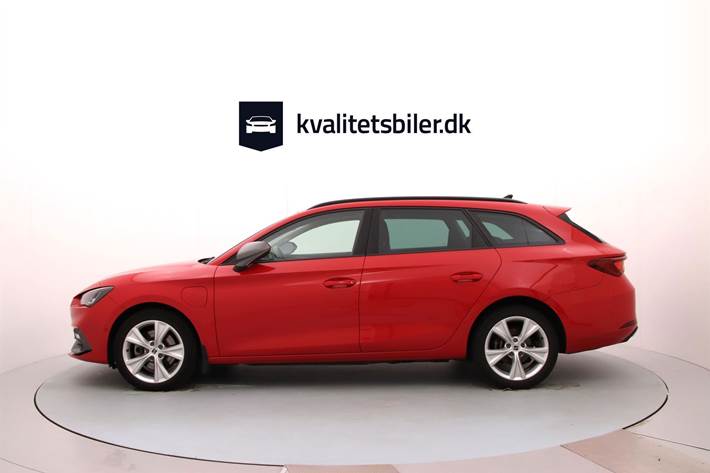 Rød Seat Leon fra 2022 set udefra