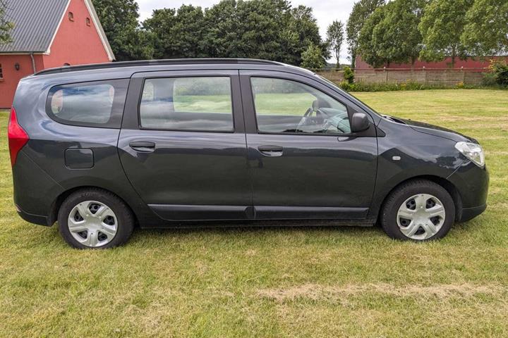 Grå Dacia Lodgy fra 2016