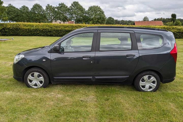 Grå Dacia Lodgy fra 2016