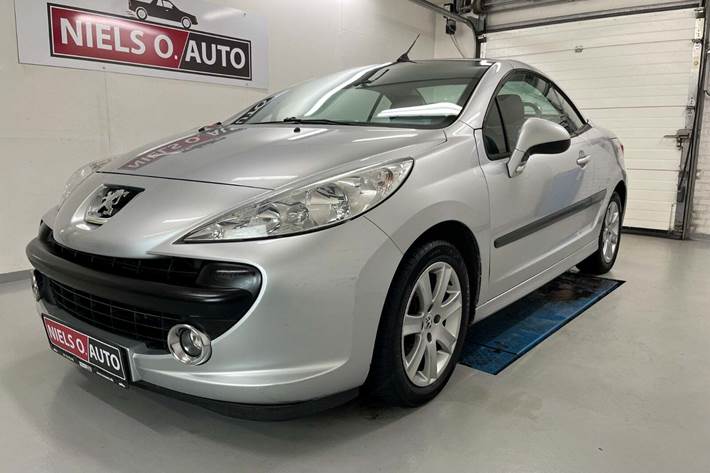 Sølv Peugeot 207 fra 2009 set udefra