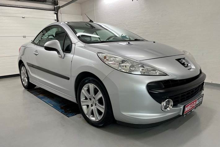 Sølv Peugeot 207 fra 2009 set udefra