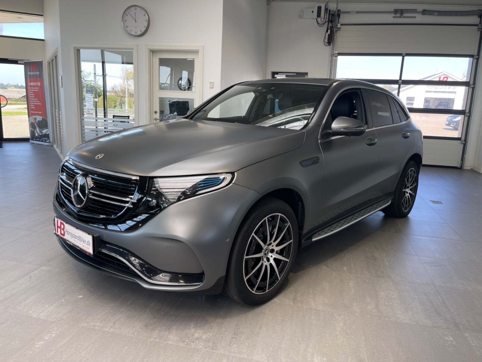 Grå Mercedes EQC400 fra 2021 set udefra
