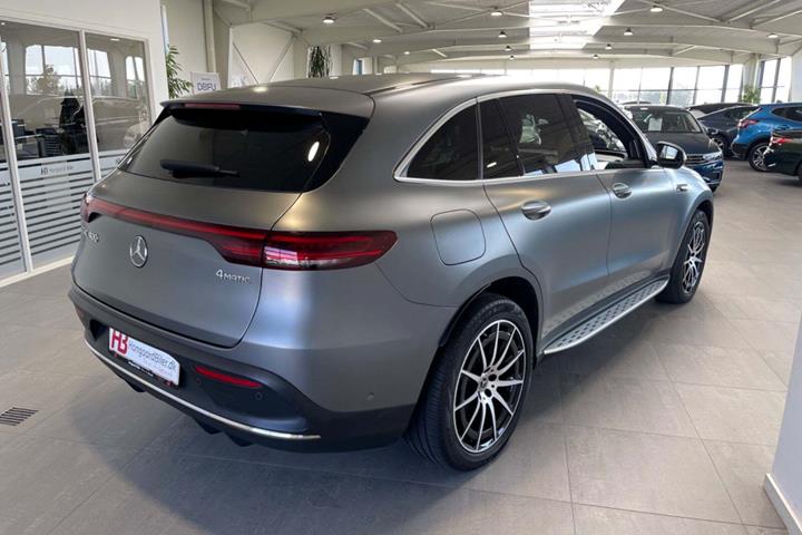 Grå Mercedes EQC400 fra 2021 set udefra