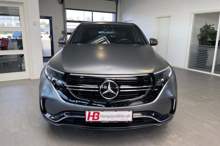 Grå Mercedes EQC400 fra 2021 set udefra