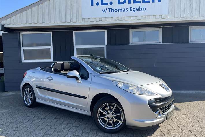 Sølv Peugeot 207 fra 2008 set udefra