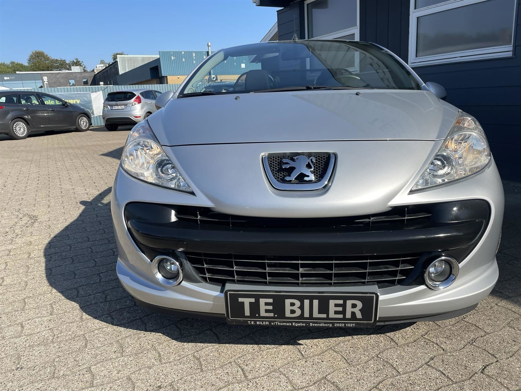 Sølv Peugeot 207 fra 2008 set udefra